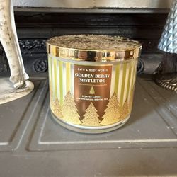 New GOLDEN BERRY MISTLETOE Bath And Body Works Christmas Candle 