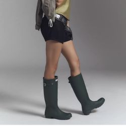 NEW WOMENS HUNTER GREEN BOOTS SIZE 6