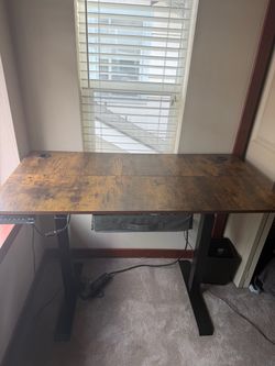 Adjustable standing desk