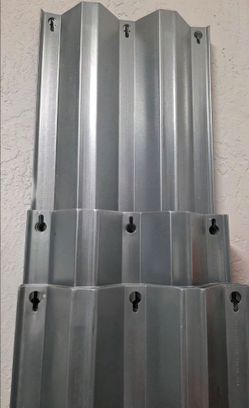 Paneles de ventana contra huracanes de aluminio. Son láminas corrugadas ligeras, fáciles de manejar y resistentes a la corrosión.