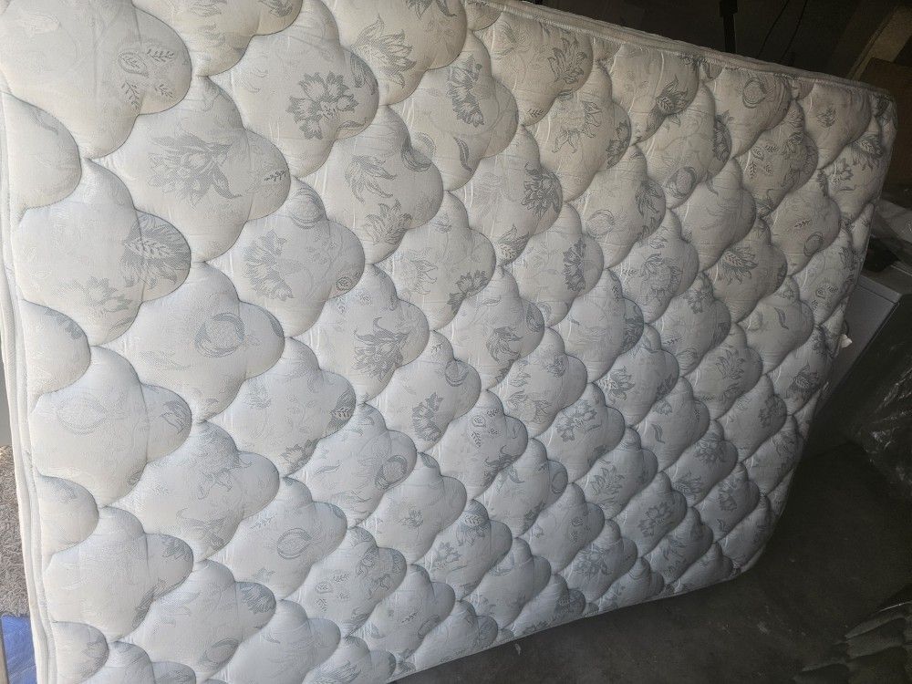 Queen Mattress And Box Spring 