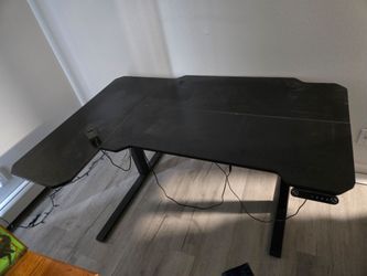 Adjustable standing desk