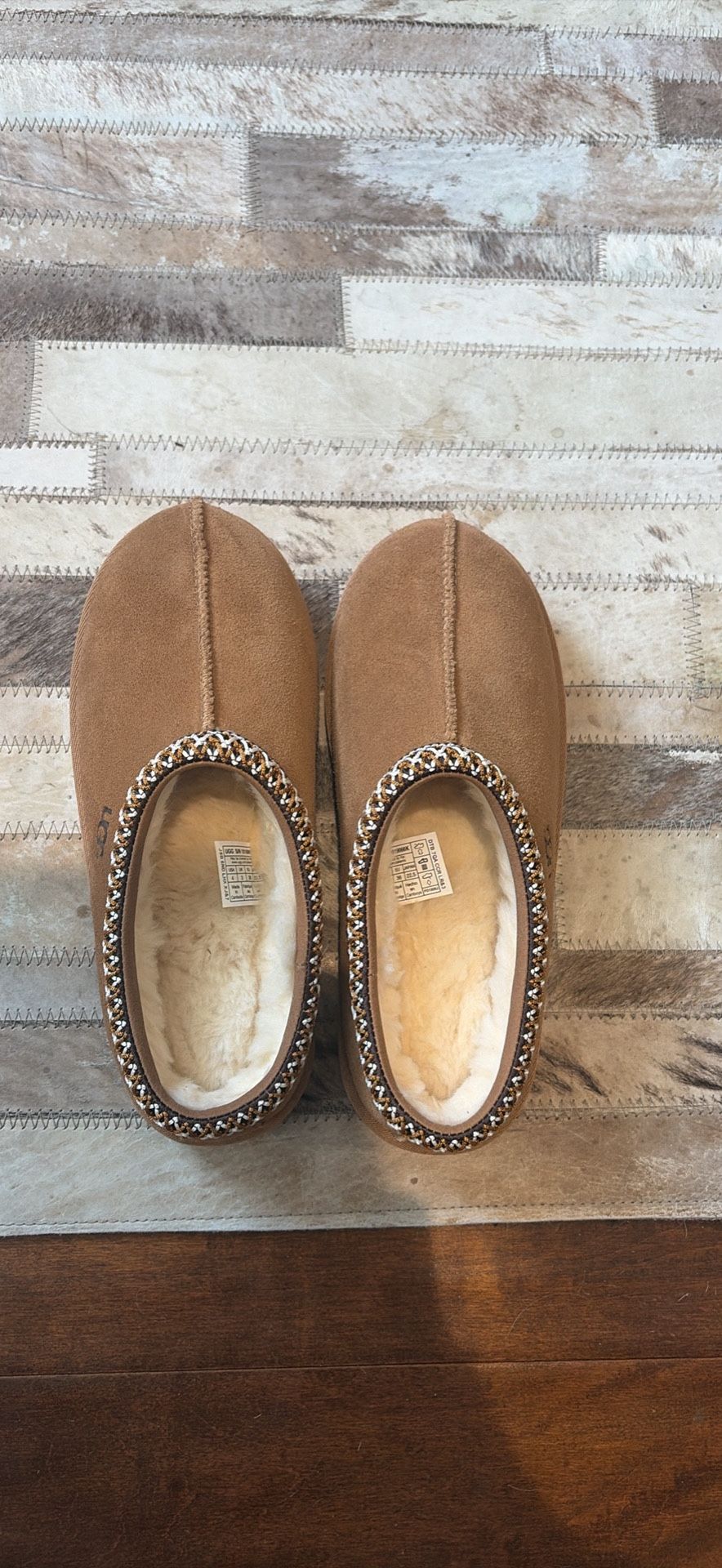 UGG Tasman Size 4