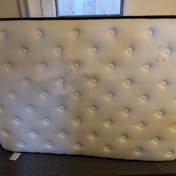 Full size hybrid memory foam mattress - Only used for 8 months!