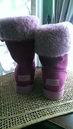 New ugg boots. Size: 6