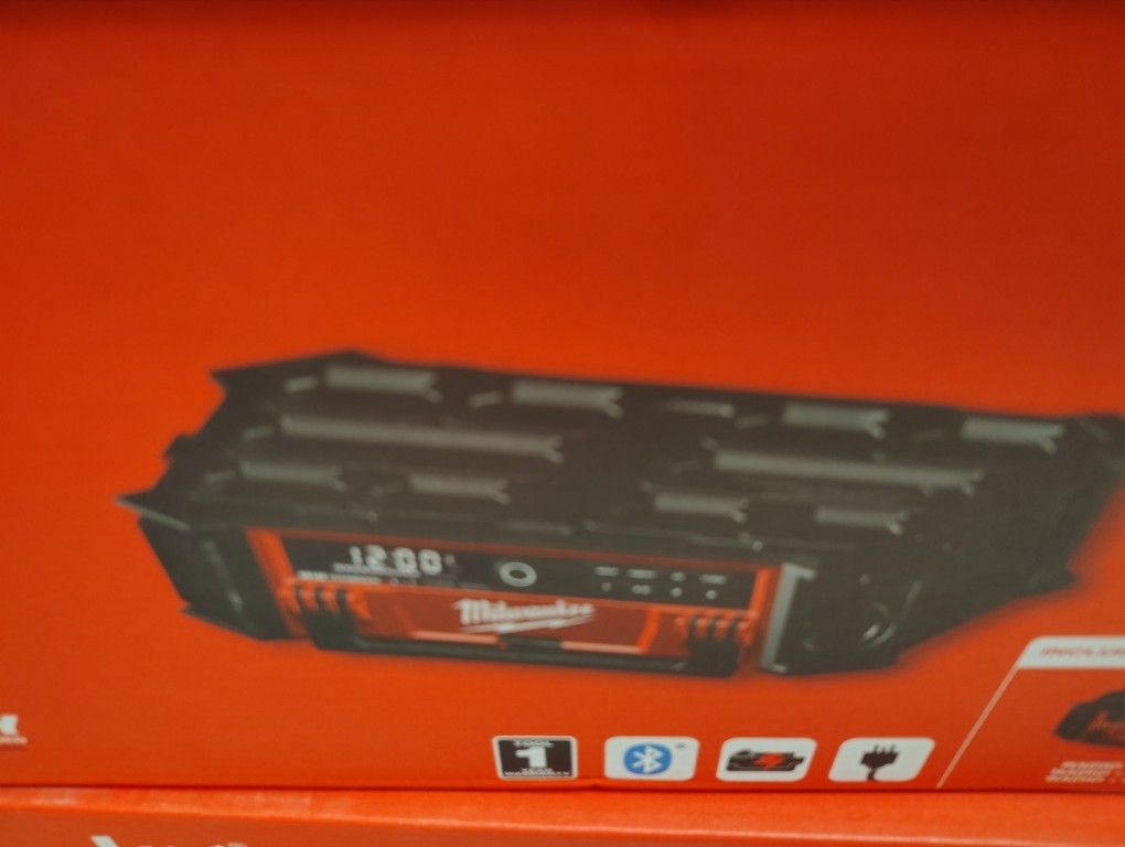 Milwaukee M18 Pack Out Radio/Charger