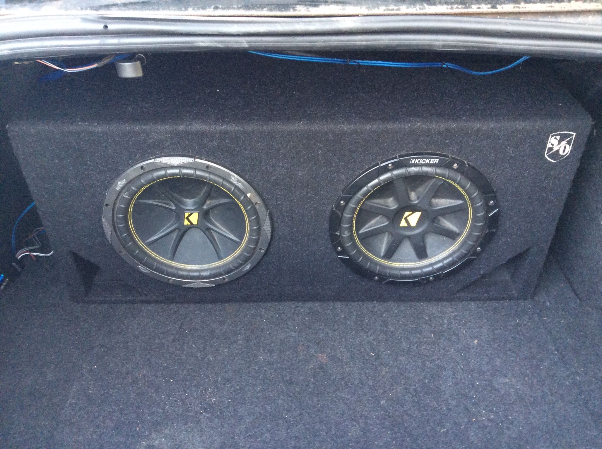 KICKER Comp 10“ Subwoofers In A Nice Sound Ordnance Ported Box - Loud Bass!