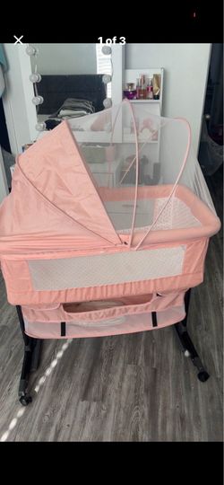 Baby Bassinet with extra mattress and sheets