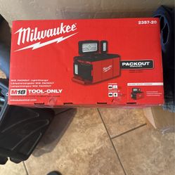 Milwaukee Pack out Light/charger