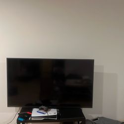 Selling 50 inch Smart Samsung TV