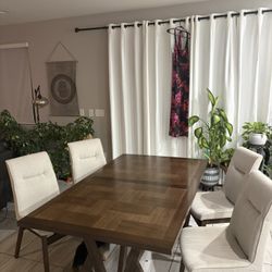 Dining Room Table And Chairs 