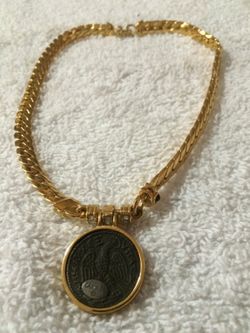 collar de famtasia fina con dije