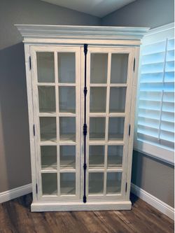 WHITE CURIO Hutch  Beautiful white distress hutch curio