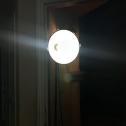 Lámpara Negra Mide  Más De 1.60 Y Trae Para Bajarle La Luz Y Subirle