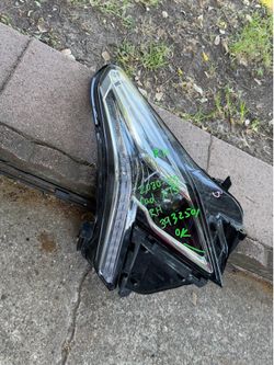 2020-25 Cadillac Xt5 right headlight