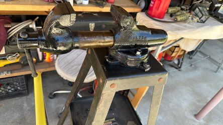 Wilton vice used open 4-1/2” whit stand 165 dls price to go