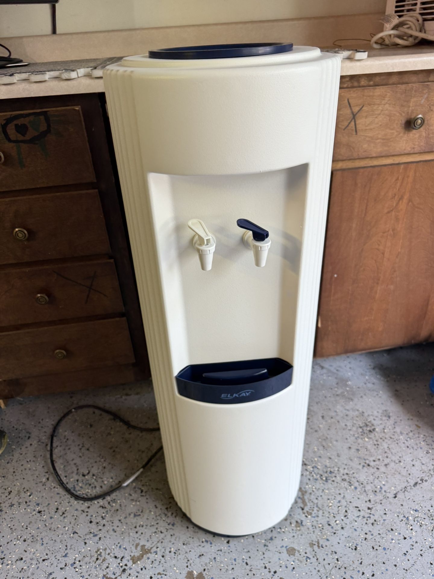Elkay OASIS Bottled Water Dispenser: Freestanding, Top Loading, Cold/Room Temp