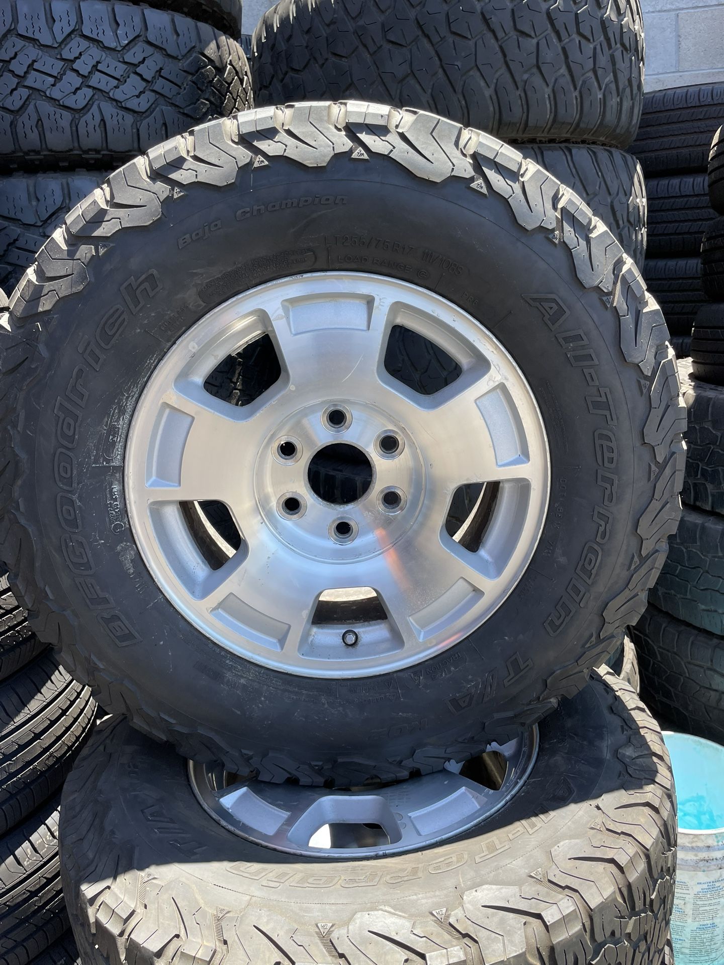 Vendo 4 Rines Con Llantas Usadas LT 255/75R17 PARA CHEVI SILVERADO DE 6 Birlos