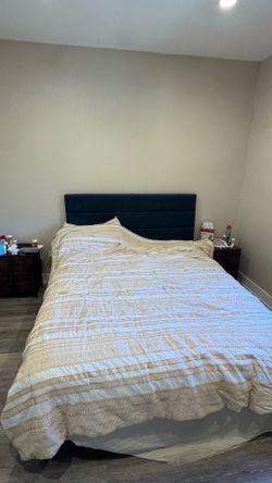 Queen bed fram