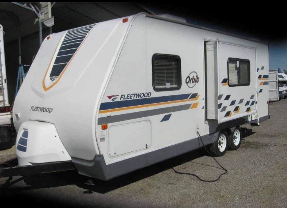 2005 Fleetwood Orbit Pegasus 24FQS Travel Trailer