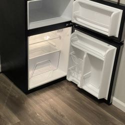 Mini Fridge w/ Freezer 
