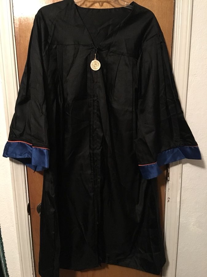 Bachelorβs Graduation Gown-UTA