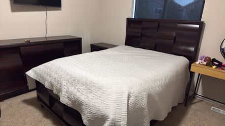 FOR SALE – Queen Bedroom Set ( Including Mattress )