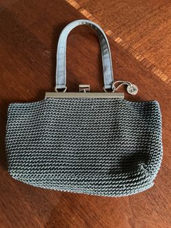 designer clutch grey mesh 5“ x 7“ chrome latch, top closure and tag The Sak designer clutch grey mesh 5” x 7” chrome latch top closure