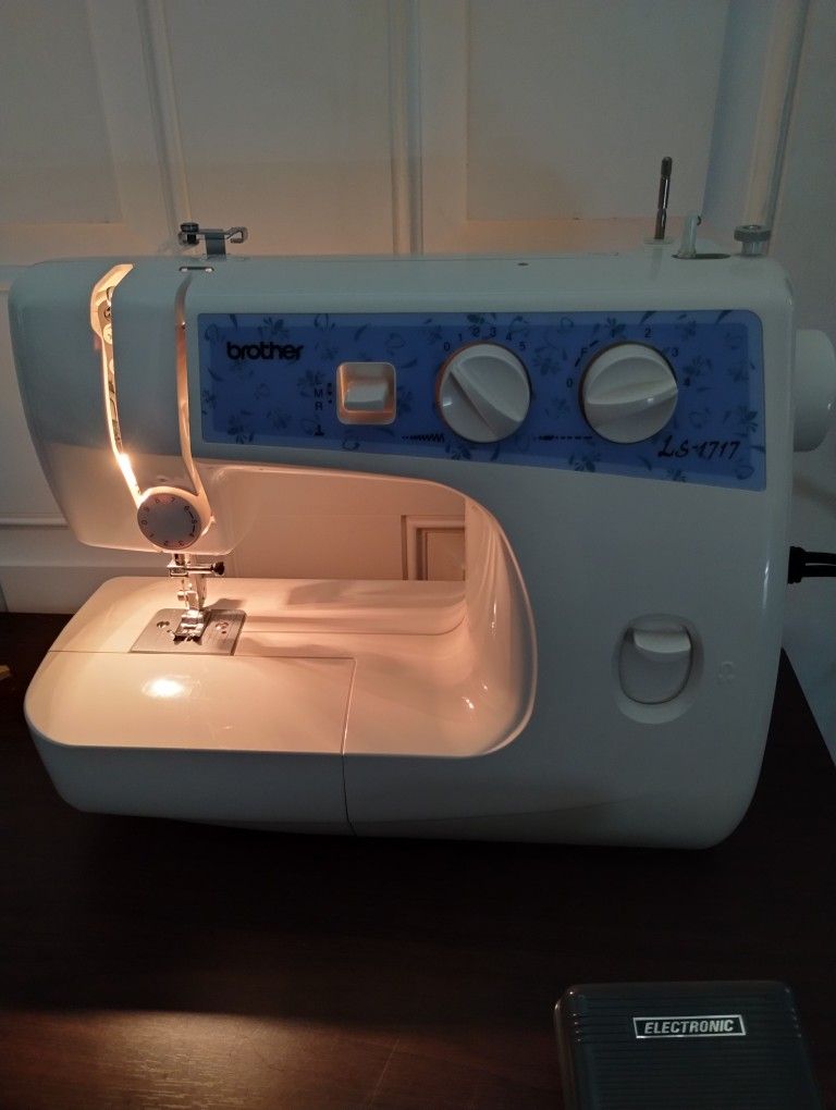 Brother LS 1717 Sewing Macchine
