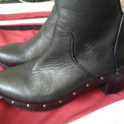  Cam Ii By Uggs High Quality Leather Fur On The Inside Zippered On The Side These Retail For Over $300