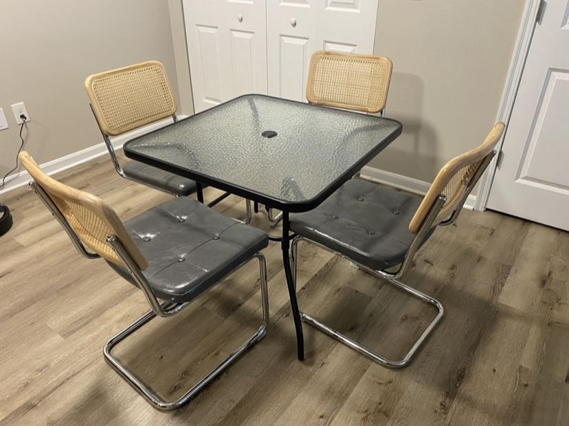Dinner Table With 4 Chair, / Mesa De Comedor Con 4 Sillas 