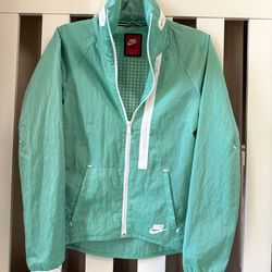 Nike tech aeroshileld Moto cape hoodie jacket green XS lightweight never been worn no tag