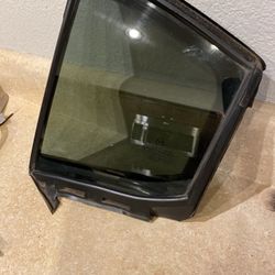 2014-2018 Mazda 3 Rear Left Quarter Glass Assembly 43R-000070 / E000472