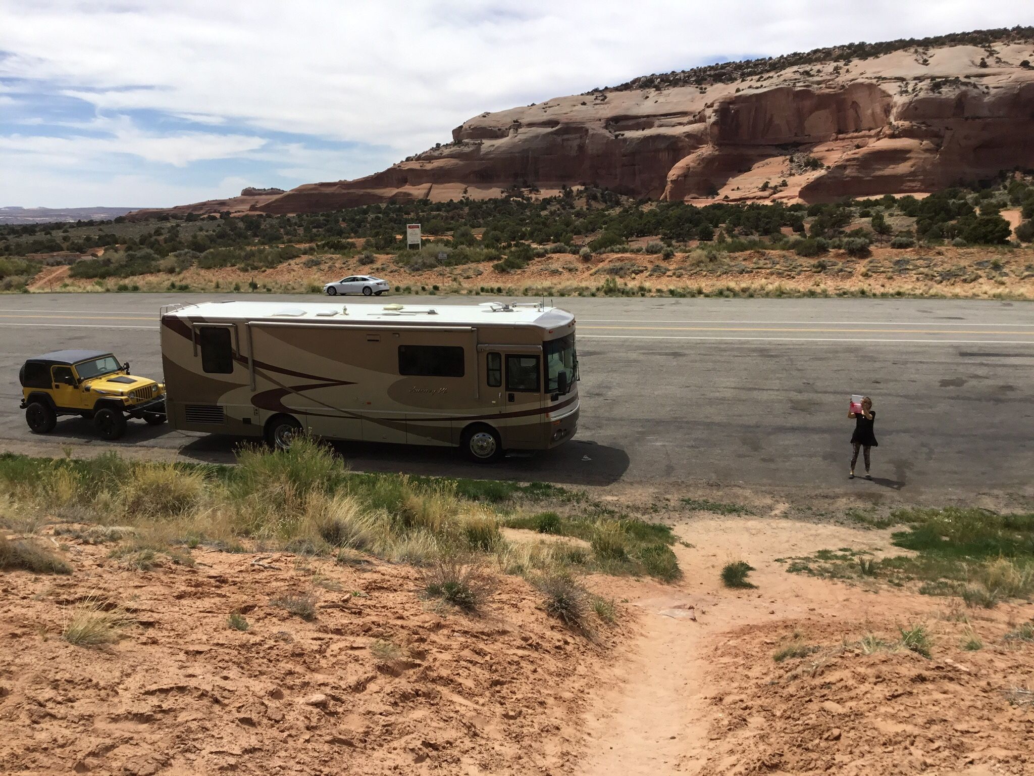 2003 Winnebago, Journey, 32 Ft, Detroit Diesel Pusher, Low Mileage (90k) , Walnut Interior.