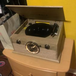 victorola bluetooth vinyl/ record player and radio!