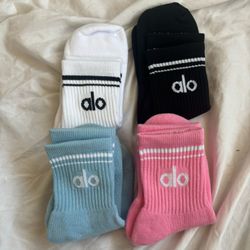 4 Pack Of Brand New Alo Yoga Unisex Throwback Half Crew Socks  Pink Blue White Black