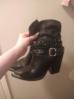 Black heels boots