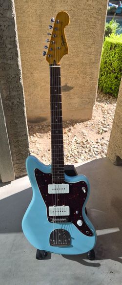 Squier Classic Vibe Jazzmaster 2019As described like, new, no modifications, this guitar is 100% stock. It is missing it's volume knob I don't have on