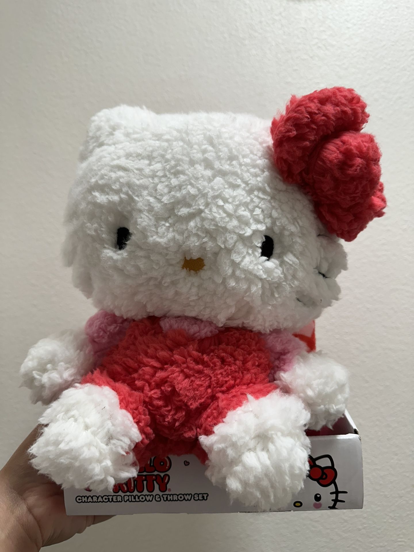 New Hello Kitty Character And Throw Set 
