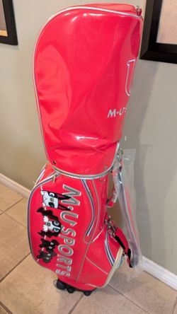2025 BRAND NEW M.U SPORT WOMEN'S CADDY EMBROIDERED GOLF BAG RED COLOR W/ WHEEL IN THE YARD
Ultra-Light Bottom
5 Way- top 2 fully divided
10 Poc