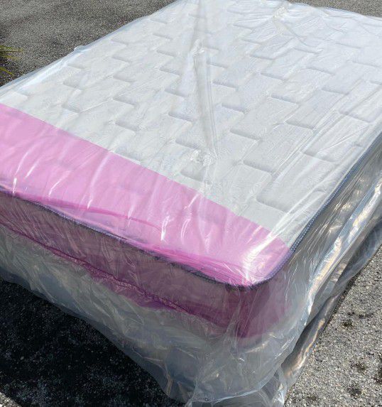 New queen mattress and box spring 2 pc. 
