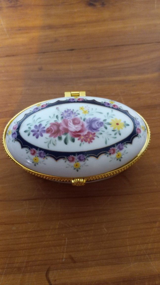 Vintage Oval Porcelain Trinket Box – Floral – Gold Trim – Excellent Condition