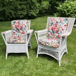 Vintage White ‘Wicker’ Farmhouse Chair Set