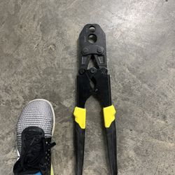 Apollo PEX Combo crimp tool for 1/2-inch and 3/4-inch PEX piping 