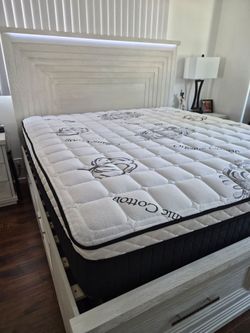 King Size Platform Bed w/Infinity Headboard