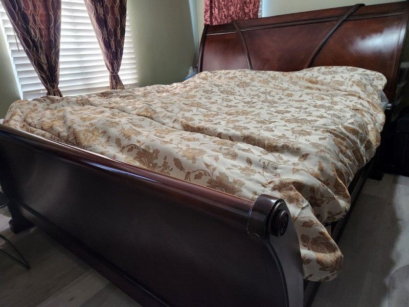 Beautiful Solid Wood California King Bed Frame. (Frame only).