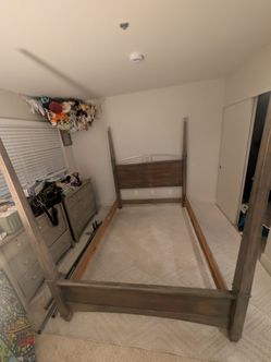 Queen bedframe