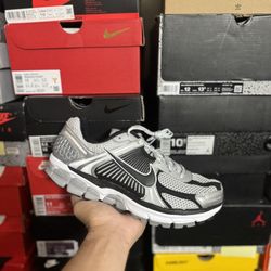 DS Nike Zoom Vomero 5 Metallic Silver Black size 9,10.5
