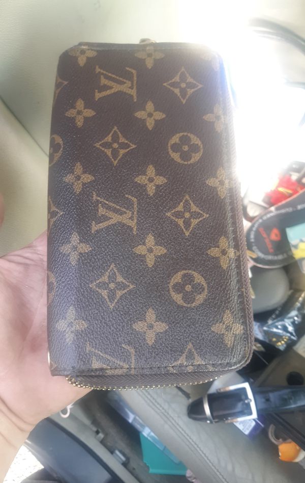 Louis Vuitton zipper wallet genuine for Sale in Tucson, AZ - OfferUp