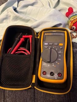 Fluke 117 True RMS Multimeter with Case